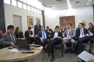 Secretário Rafael Fonteles apresenta dados da situação fiscal do Estado em reunião no TCE-PI (Foto: divulgação)