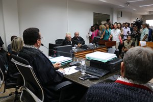 Familiares e imprensa lotaram as dependências da câmara criminal (Foto: Pauta Judicial/Telsirio Alencar)