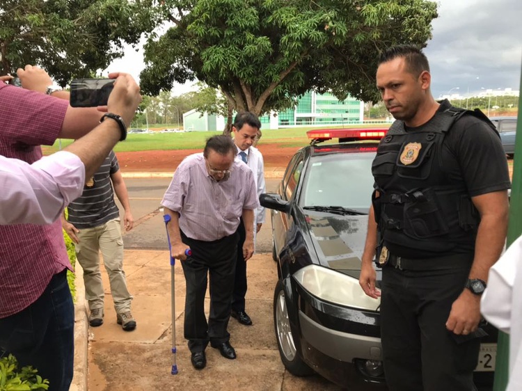 O deputado Paulo Maluf (PP-SP), ao chegar ao IML de Brasília para exames médicos