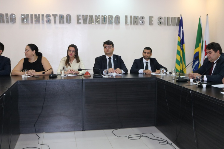 O Presidente da OAB/PI, Chico Lucas, ao lado o advogado Leonardo Queiroz.