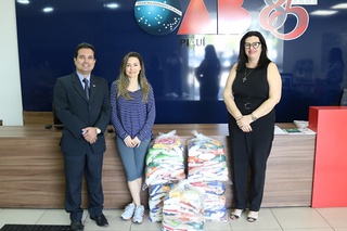A entrega dos alimentos também contou com a presença do presidente da Comissão de Defesa dos Direitos do Consumidor, Michel Saldanha.
