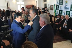 Juiz Luiz Moura sendo agraciado pelo governo do estado (Foto: reprodução)