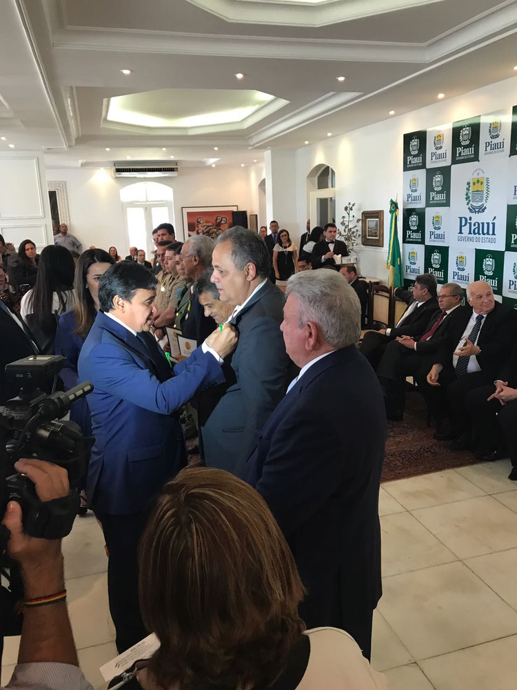Juiz Luiz Moura sendo agraciado pelo governo do estado