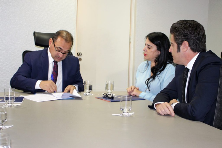 O presidente Erivan Lopes assinando o contrato do inicio da obra do novo TJ