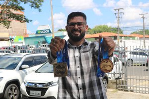Ramon Dias Macedo festejando muito as medalhas conquistadas no campo internacional. (Foto: TELSÍRIO ALENCAR/PAUTAJUDICIAL)