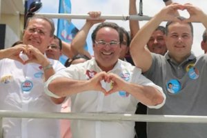 Vice-governador Luciano Barbosa, entre o senador Renan Calheiros e o governador de Alagoas Renan Filho, em campanha eleitoral que os elegeu pelo MDB, em 2018. (Foto: Divulgação)