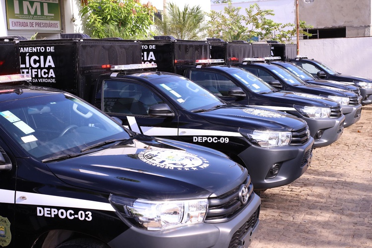 Secretaria de Segurança Pública realiza a entrega de 13 viaturas para transporte de cadáveres