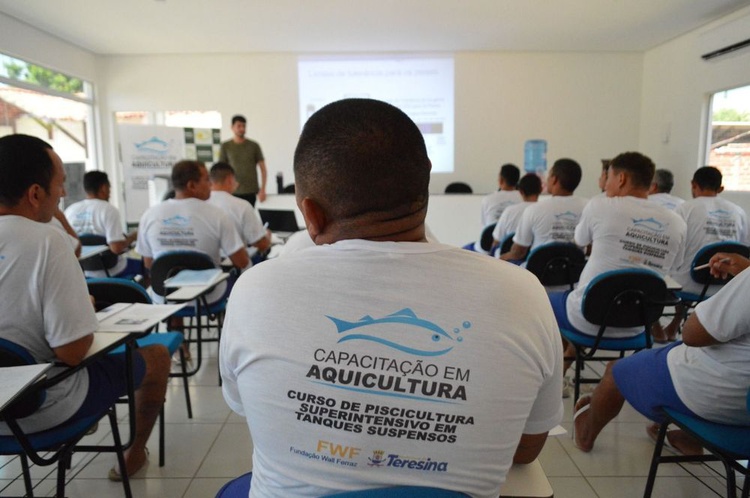 Aproximadamente 3.300 internos participam de aulas da educação básica, projetos de leitura e cursos profissionalizantes.