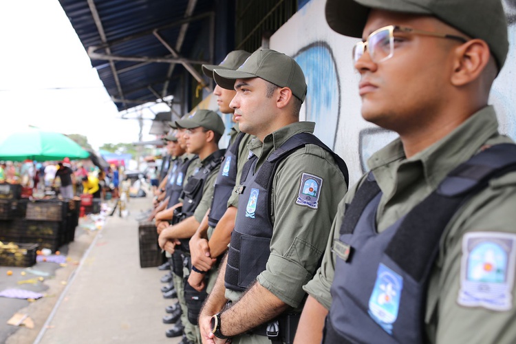PM-PI reforça policiamento ostensivo em vários pontos de Teresina com estágio operacional de alunos do CEP