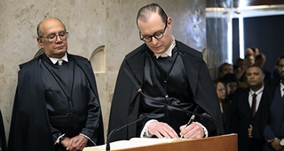 Jurista Cristiano Zanin toma posse como ministro do STF