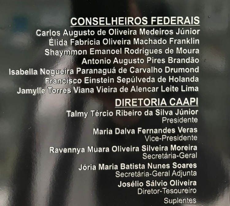 Celso altera número de Conselheiros para homenagem apaniguado em placa