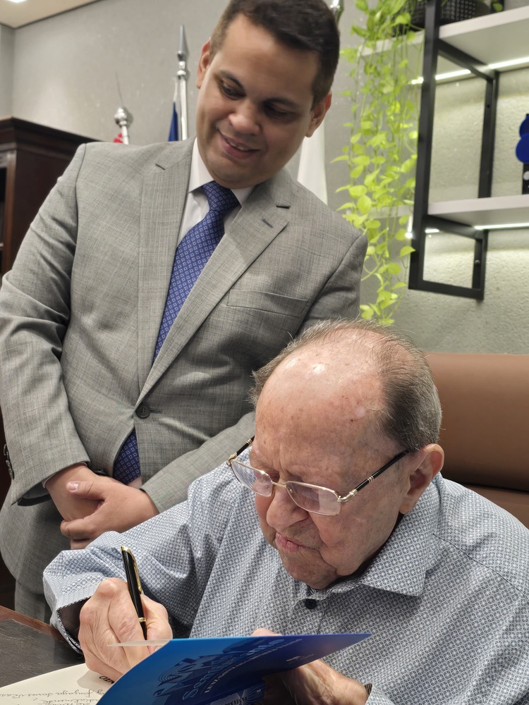 Luiz Gonzaga Viana, Ex-Presidente da OAB-PI, Entrega Livros à Ordem em Encontro com Atual Gestão