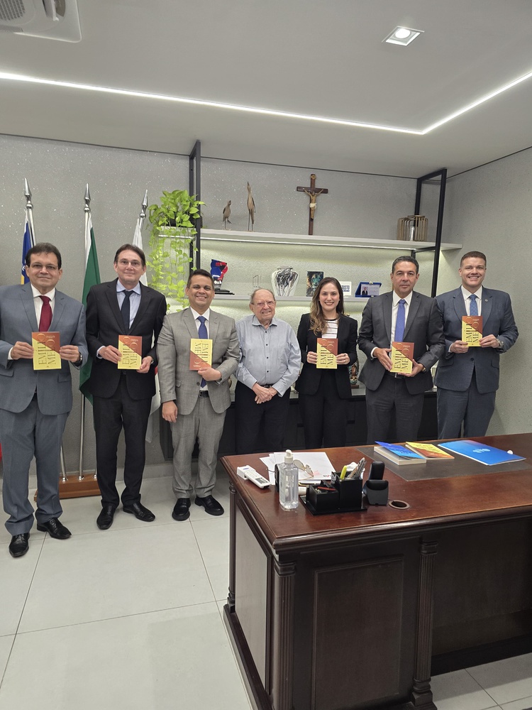 Luiz Gonzaga Viana, Ex-Presidente da OAB-PI, Entrega Livros à Ordem em Encontro com Atual Gestão