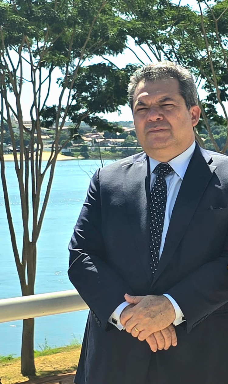 Lula nomeia o piauiense Carlos Brandão para ministro do STJ