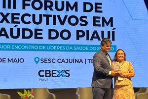 Professora Tânia Sampaio recebe o título de Embaixadora do Cbexs (Foto: Divulgação)