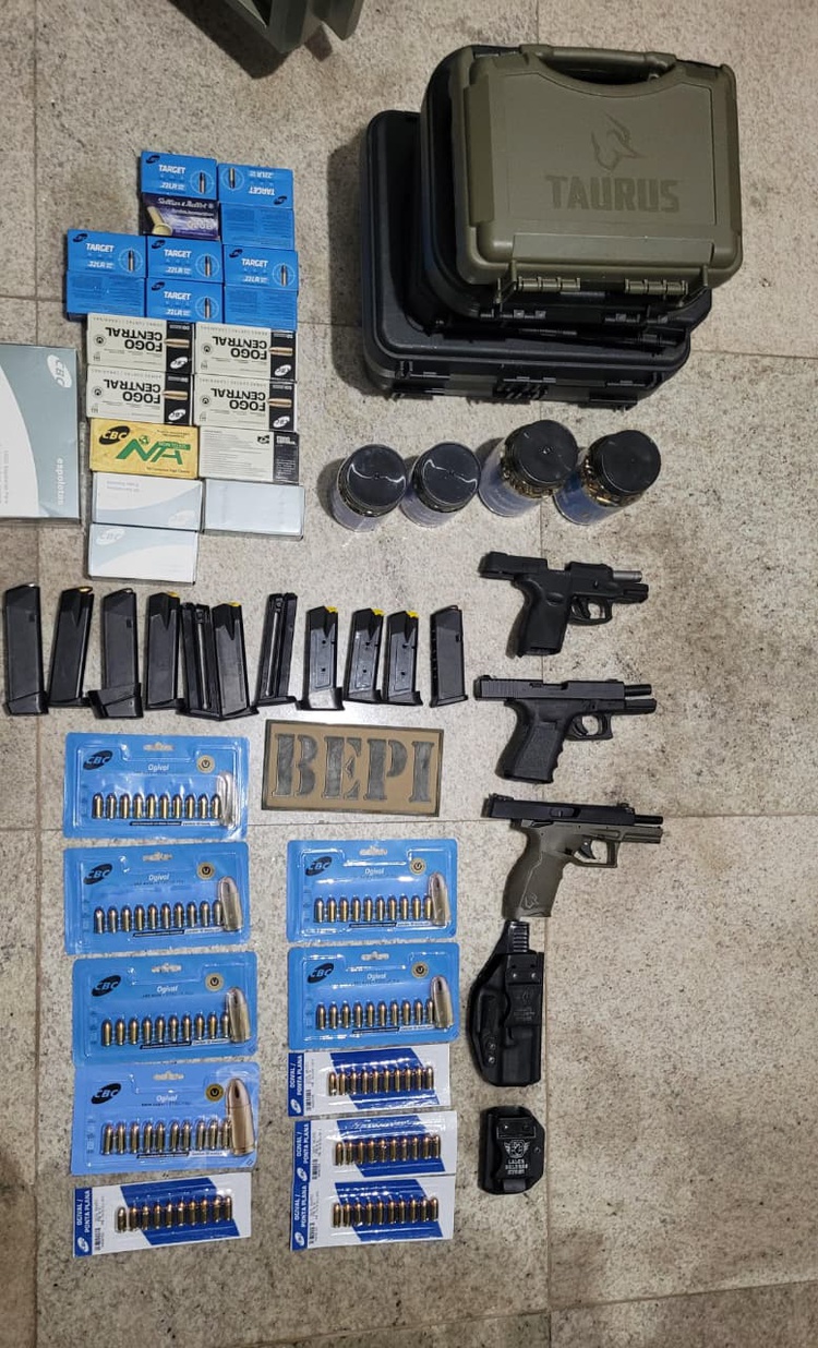 O material apreendido seria de Francisco Fernando de Oliveira Castro, autor do duplo homicídio que vitimou o vereador Thiciano e a ex-chefe da Guarda Civil Municipal de Parnaíba, Penélope de Brito.