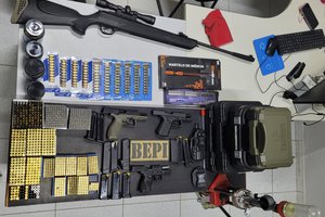 O material apreendido seria de Francisco Fernando de Oliveira Castro, autor do duplo homicídio que vitimou o vereador Thiciano e a ex-chefe da Guarda Civil Municipal de Parnaíba, Penélope de Brito. (Foto: Divulgação)