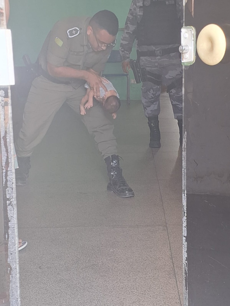 Policial Militar salva bebê engasgado durante plantão no 17º BPM, em Teresina