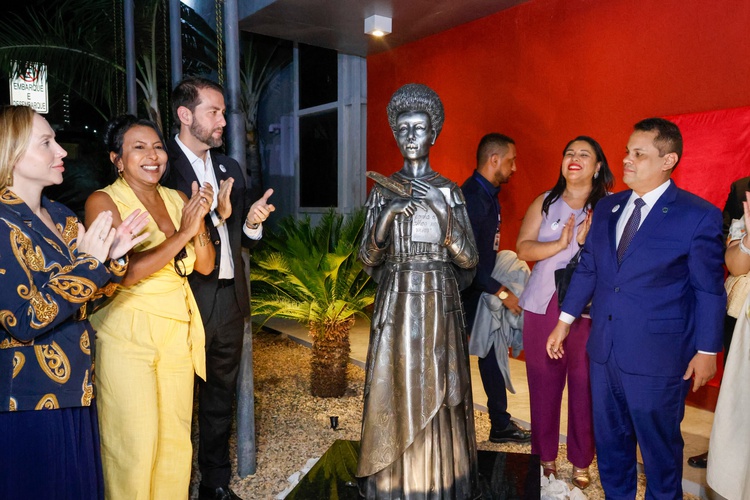 Estátua da primeira advogada piauiense é inaugurada na sede da OAB/PI
