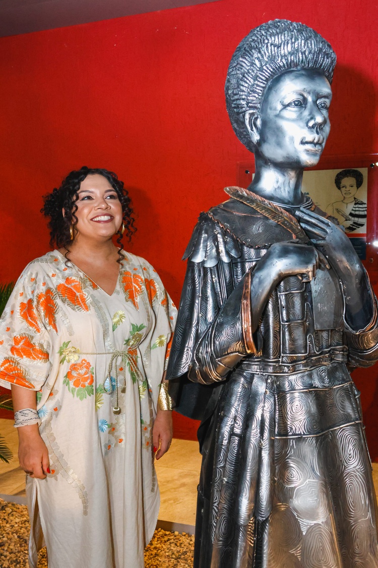 Estátua da primeira advogada piauiense é inaugurada na sede da OAB/PI