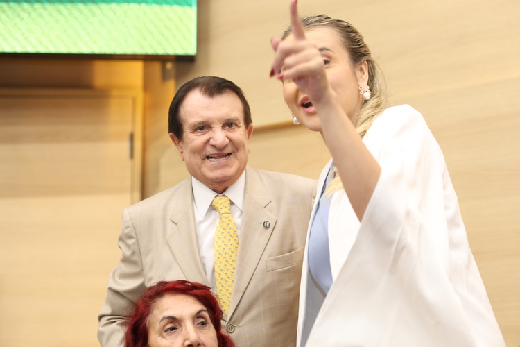 Raissa Mota, advogada e sócia do homenageado, relembrou a trajetória humilde de Estenio Campelo, destacando suas origens.