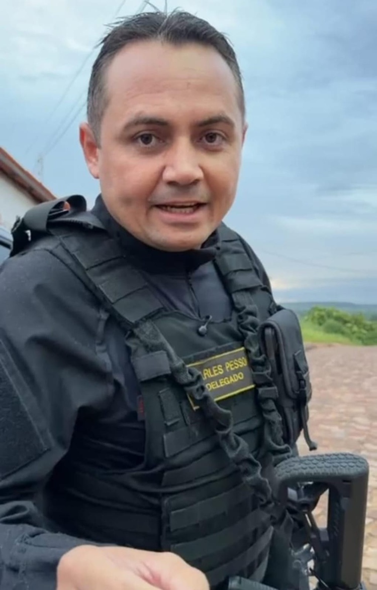 As ordens judiciais estão sendo executadas em residências apontadas como locais utilizados, direta ou indiretamente, para a comercialização e o armazenamento de drogas.