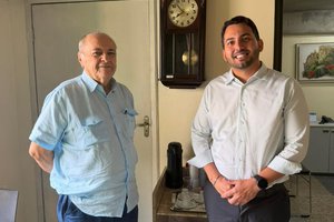 Breno faz visita  ao prefeito Silvio Mendes: "É um amigo da família" (Foto: Divulgação)