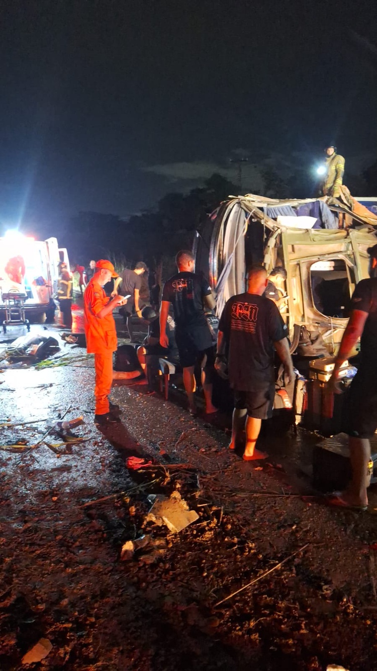 Acidente com ônibus de banda do Ceará deixa vários ferido em Teresina