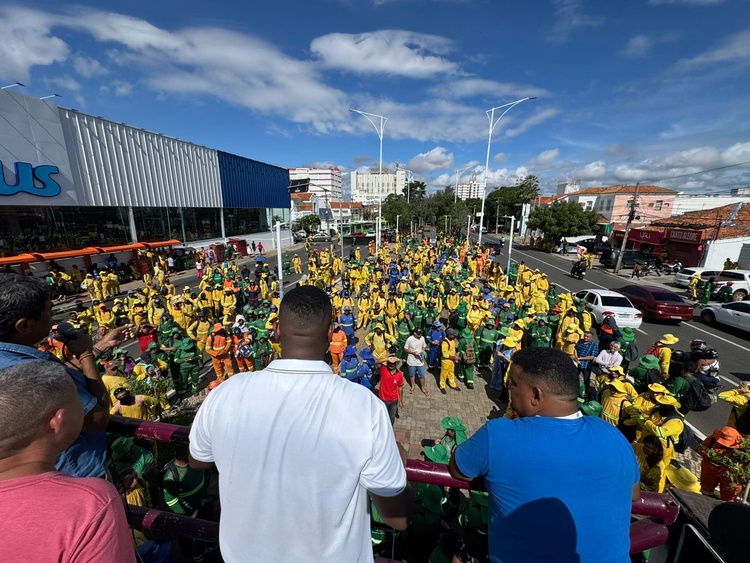 Manifestação na avenida Frei Serafim em Teresina.