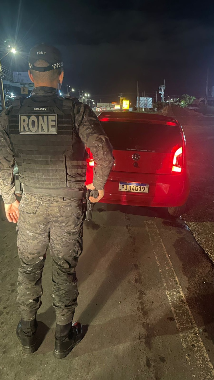 Rone prende casal por porte ilegal de arma de fogo e cumpre mandado de prisão durante abordagem na zona Sudeste de Teresina